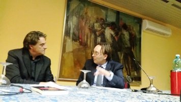 Antonello Loriga mentre intervista l'Avv. Marco Mori