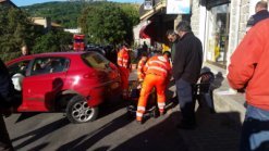 Donna posata su lettiga e accompagnata al PS