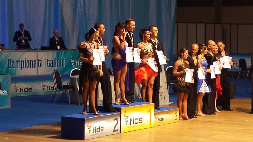 Il podio di Danze Latine ai campionati italiani di Rimini, sul secondo gradino Manuela e Simone