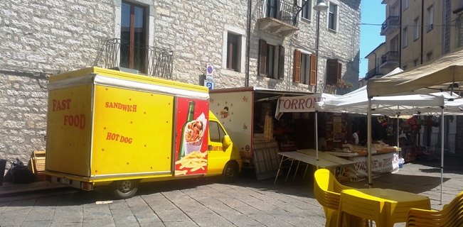 foto galluranews - dietro questi mezzi ci sta l'attività della signora Abeltino.
