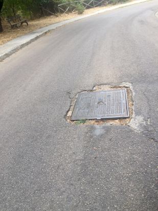 Altro tombino stradale affossato
