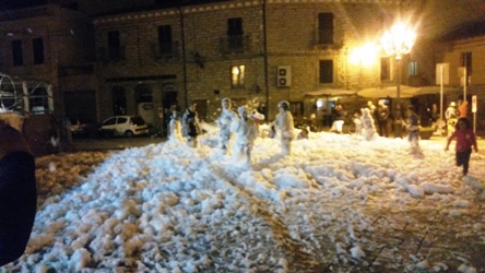 La pista saponata per i bambini in Piazza Gallura - foto galluranews
