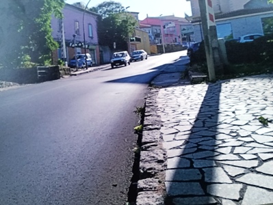 La strada riasfaltata di recente che ha ricoperto la buca in oggetto..