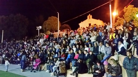 Il folto pubblico della serata di ieri - foto galluranews