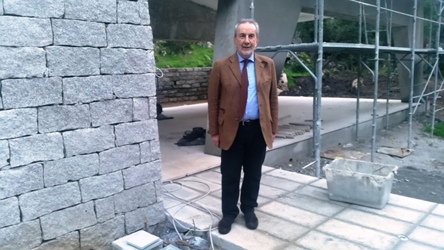 Antonello Menicucci davanti all'ingresso del CEDAP - foto galluranews