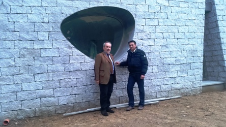 L'arch. Menicucci e l'ing. Loriga davanti alla finestra ovoidale della facciata principale del CEDAP - foto galluranews