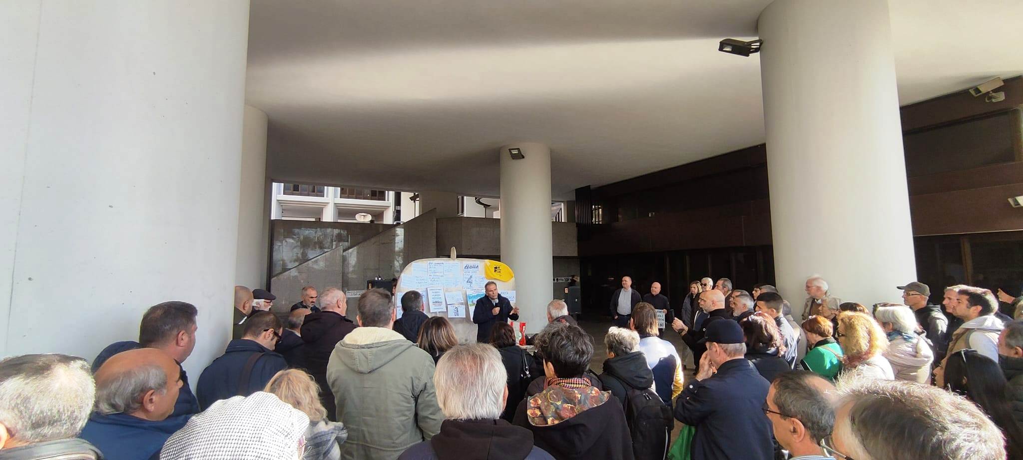 comitati sotto il palazzo della Regione Sardegna